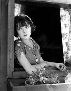 MV5BMTkzNTAwNDgzMF5BMl5BanBnXkFtZTYwNDk1MDU2._V1_SX640_SY720_