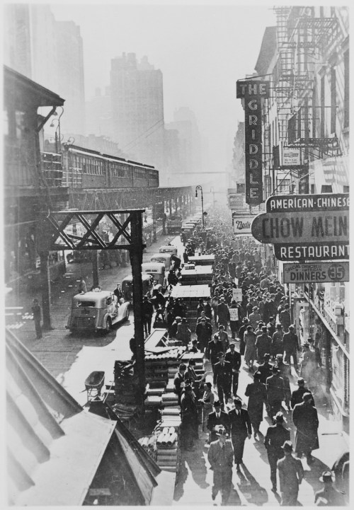 New_York_City's_Sixth_Avenue_elevated_railway_and_the_crowded_street_below,_ca._1940_-_NARA_-_535709.tif