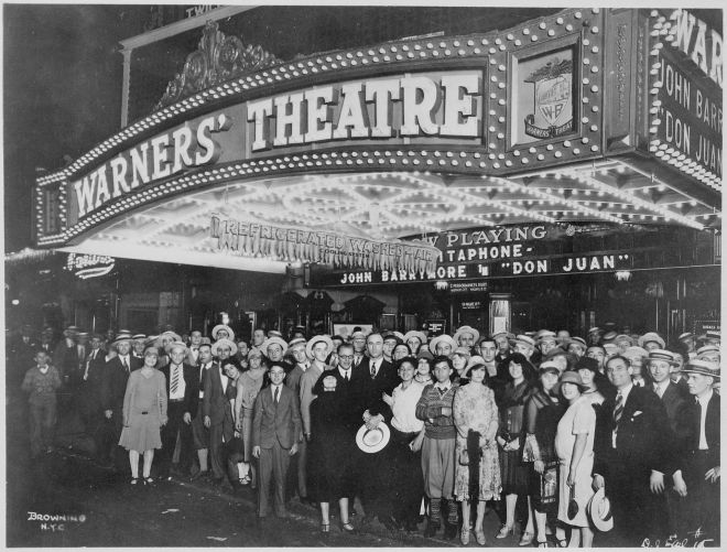 First-nighters_posing_for_the_camera_outside_the_Warners'_Theater_before_the_premiere_of_%22Don_Juan%22_with_John_Barrymore,_-_NARA_-_535750