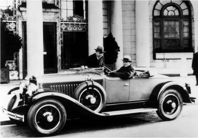 1926-Harley-Earl-at-the-wheel-of-a-1927-LaSalle-Series-303-Roadster-720x500
